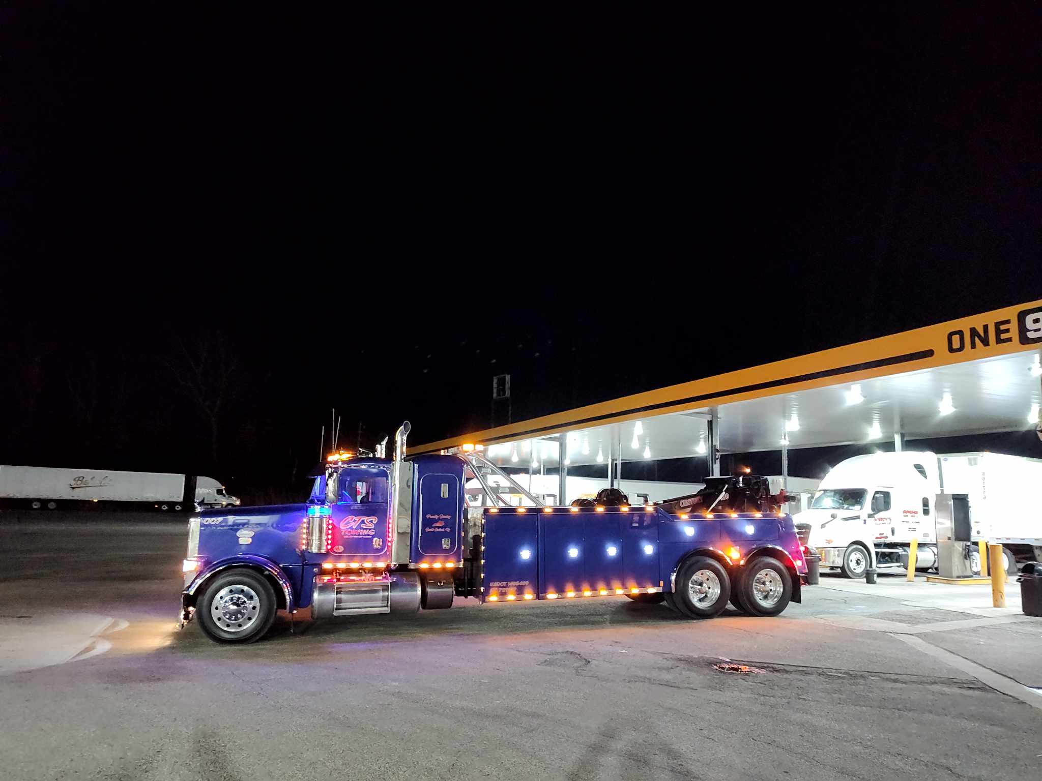 blue heavy towing truck